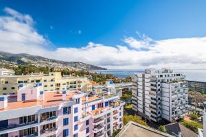 - une vue aérienne sur les bâtiments en positano avec l'océan dans l'établissement Apartamento Casa Branca 360, à Funchal