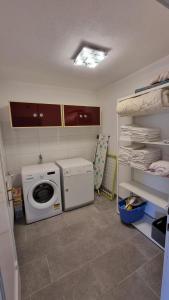 uma lavandaria com uma máquina de lavar roupa e uma máquina de lavar roupa em Apart Weinberg 1 - 6 Personen Ferienwohnung em Imst
