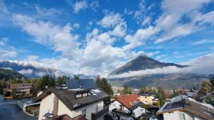 Vista generica sulle montagne o vista sulle montagne dall'interno dell'appartamento