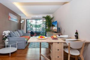Area soggiorno di The Title Rawai West Wing Pool View Suite
