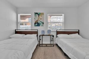 Postel nebo postele na pokoji v ubytování Home with Mountain View/Pool/Tub