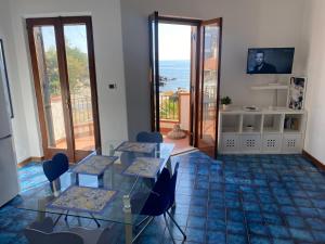 賈迪尼－納克索斯的住宿－Giardino sul mare，客厅配有玻璃桌和椅子