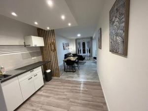 Kuchyňa alebo kuchynka v ubytovaní LeRelaisdOdile - Grand T2 * Spatieux * HyperCentre + 1 fotografia