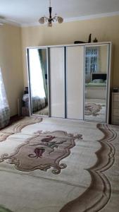 Säng eller sängar i ett rum på Private house for rent near the sea in chakvi