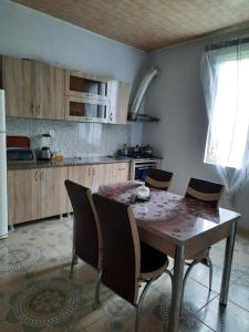 Ett kök eller pentry på Private house for rent near the sea in chakvi