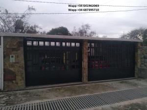 una puerta de garaje con una puerta en un edificio en Casa Camino a Las Termas en San Salvador de Jujuy