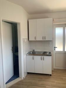 Kuchyň nebo kuchyňský kout v ubytování Apartmani Vidakovic