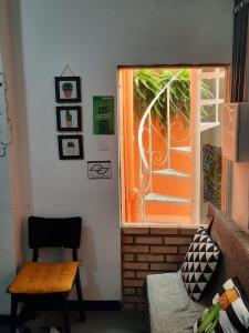 Habitación con ventana, mesa y silla en Vilarejo Hostel Pinheiros Guest House, en São Paulo