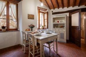 ピティリアーノにあるAntica Dimora San Roccoのキッチン(テーブル、椅子付)