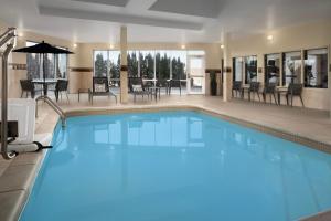 Πισίνα στο ή κοντά στο Courtyard By Marriott Little Rock North