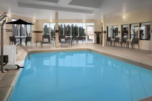 北小岩城的住宿－北小石城萬怡酒店，一座蓝色海水的大型游泳池
