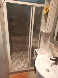 łazienka z prysznicem i umywalką w obiekcie Rest4Sure w mieście Ashton
