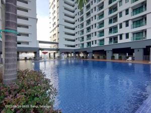 una piscina en medio de un edificio en Hidayah Homestay near UKM and KTM station with high speed wifi - pool & river view en Bangi