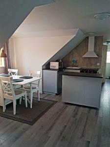 - une cuisine et une salle à manger avec une table et des chaises dans l'établissement Lilla lägenheten, à Broddetorp
