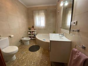 Kúpeľňa v ubytovaní Apartamentos "Un Rico Domingo", Parking solo planta baja
