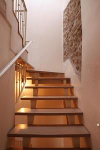 un conjunto de escaleras en una casa con una pared de piedra en Cà Nova B&B en Rivoli Veronese