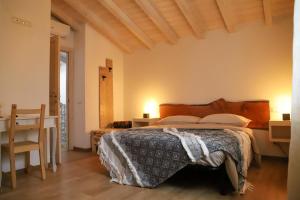 a bedroom with a bed and a table and a dining room at Cà Nova B&B in Rivoli Veronese