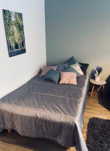 1 cama con almohadas en el dormitorio en Studiohuoneisto Vallikadun Helmi, en Lappeenranta