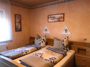 Zimmer mit 2 Betten in einem Zimmer in der Unterkunft Moselpension Gwosch in Bruttig-Fankel