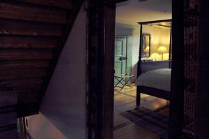 a view of a bedroom with a bed and a mirror at Hirschen Stammheim in Oberstammheim