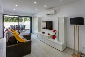 Μια τηλεόραση ή/και κέντρο ψυχαγωγίας στο Appartements Supérieurs