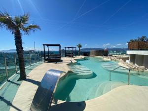 uno scivolo in una piscina con una palma di Apt with pools, spa, views and central location a Gibilterra