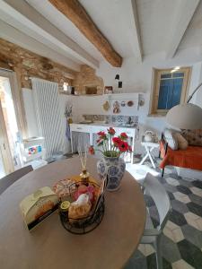 uma sala de estar com uma mesa com um vaso de flores em La Corte 22 em Caprino Veronese