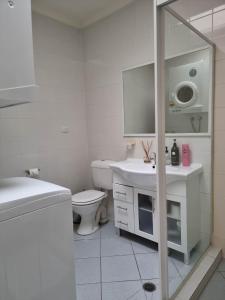 ein weißes Bad mit einem WC und einem Waschbecken in der Unterkunft Tuggeranong Short Stay #09 Sleeps 4 in Tuggeranong