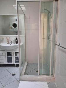 een douche met een glazen deur in de badkamer bij Tuggeranong Short Stay #09 Sleeps 4 in Tuggeranong