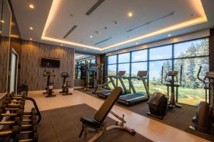 einen Fitnessraum mit Kardiogeräten und einem großen Fenster in der Unterkunft Le Reve Hotel in Ta'if