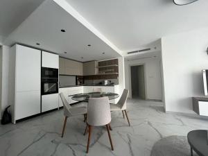 uma cozinha e sala de jantar com mesa e cadeiras em Skylark 2 Apartment with Terrace em Is-Swieqi