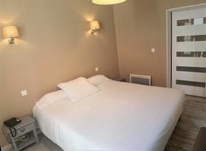 Łóżko lub łóżka w pokoju w obiekcie Hôtel Chez Léonie - Chez Mamie Canne