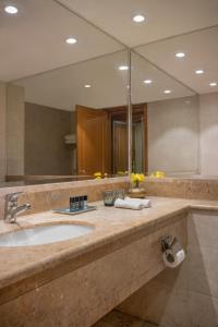 baño con lavabo y espejo grande en Ruth Safed By Dan Hotels en Safed