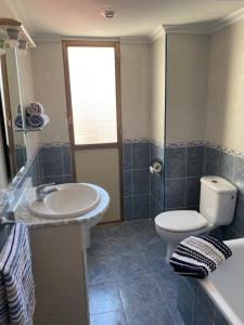 La salle de bains est pourvue d'un lavabo et de toilettes. dans l'établissement Calpe Mar y Playa, à Ifach