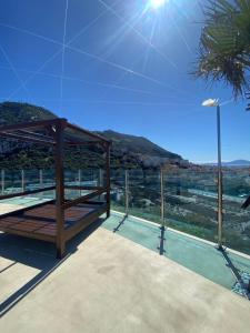 vista dal tetto di una casa con vista di Apt with pools, spa, views and central location a Gibilterra