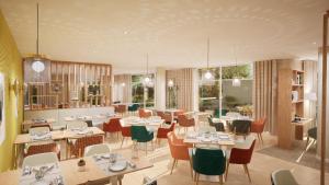 un ristorante con tavoli, sedie e finestre di Zenao Appart'hôtels Montreuil a Montreuil