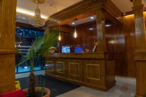 - un bar dans un restaurant aux murs en bois dans l'établissement HOTEL Villa Grande, à Bugojno