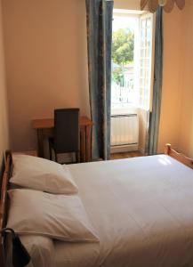 Łóżko lub łóżka w pokoju w obiekcie Hôtel Chez Léonie - Chez Mamie Canne