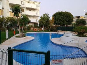 duży niebieski basen przed budynkiem w obiekcie Beautiful apartment in La Carihuela, Torremolinos w mieście Torremolinos +14 zdjęć