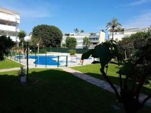 einen Park mit Pool und Basketballkorb in der Unterkunft Beautiful apartment in La Carihuela, Torremolinos in Torremolinos