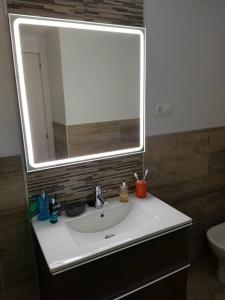 - umywalkę w łazience z dużym lustrem w obiekcie Beautiful apartment in La Carihuela, Torremolinos w mieście Torremolinos