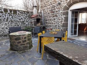 Patio alebo iná vonkajšia časť ubytovania Maison du Soleil chez Isa