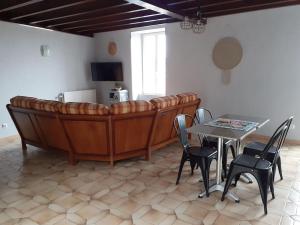 Televízia a/alebo spoločenská miestnosť v ubytovaní Maison du Soleil chez Isa