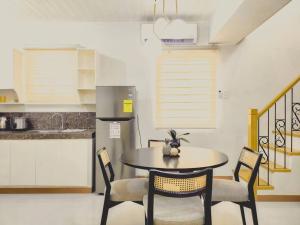 a kitchen with a table and chairs in a room at Cozy 3BR Home with Garden, Pool & Modern Comforts in Angeles