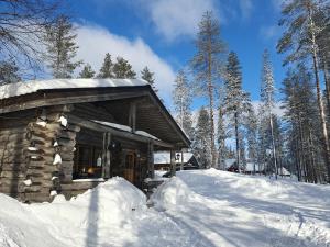 a log cabin is covered in snow at Kieppi in Syöte