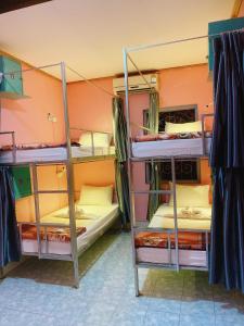 pokój z 3 łóżkami piętrowymi w obiekcie DownTown Backpackers Hostel w mieście Luang Prabang