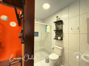 uma casa de banho com um WC branco e um chuveiro em Encanto Chalés, 150 mt da Praia Grande, Penha Santa Catarina em Penha