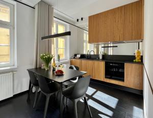 a kitchen with a table and chairs in a room at Apartamenty Małgorzaty Sobczak in Jelenia Góra