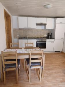 cocina con mesa y sillas en una habitación en Mühlenhof, en Stadtkyll