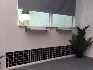 uma janela num quarto com um vaso de plantas em Single Room em Rødby